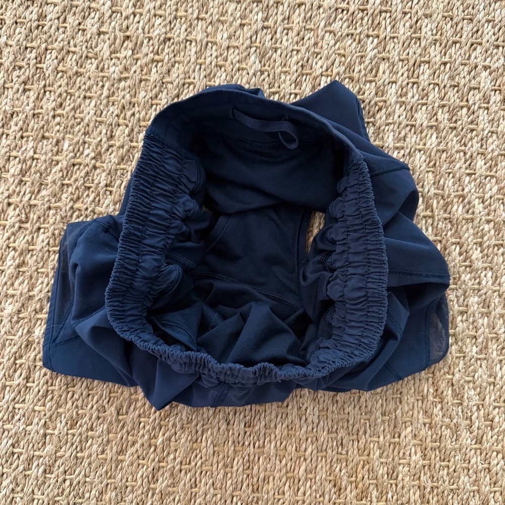 Lululemon Hotty Hot Low-Rise Short ll 2.5”. Black. Size 4. Great condition. - Picture 4 of 4